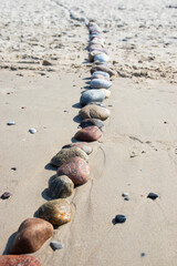 Kompozycja z  kamieni na piaszczystej plaży