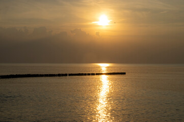 Romantyczny, spokojny, złoty zachód słońca nad morzem Bałtyckim