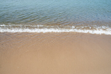 Delikatne fale na piaszczystej plaży morza Bałtyckiego