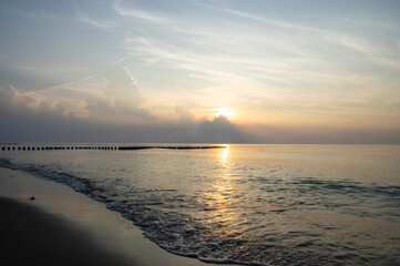 Spokojny zach&oacute;d słońca na plaży