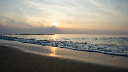 Spokojne wybrzeże morza Bałtyckiego o zachodzie słońca © Sebastian