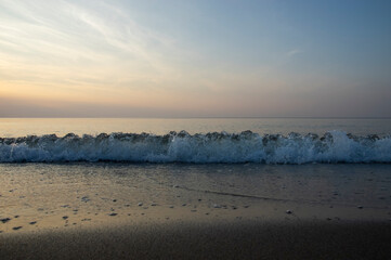 Fale o zachodzie słońca nad morzem Bałtyckim