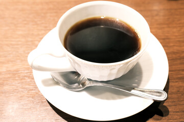 サイフォン式コーヒーメーカーで抽出される本格コーヒー｜喫茶店で楽しむ様子