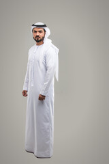 Arab man wearing emirati clothing posing in studio - Handsome middle-eastern businessman portrait