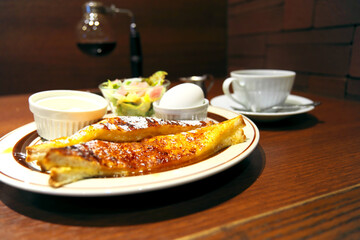 新鮮なベリーとクリームが添えられたフレンチトースト｜カフェで楽しむ贅沢で美味しい朝食またはブランチ