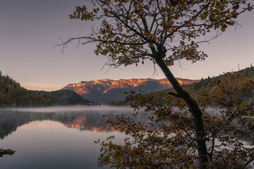 Obraz premium Morning landscape over Lake Monticolo in Eppan, South Tyrol, Italy.