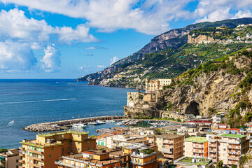 Blick auf Maiori an der Amalfiküste in Italien