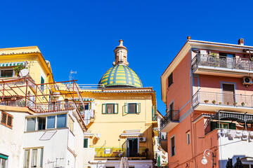 Dom San Giovanni Battista und Häuser in der Stadt Vietri sul Mare an der Amalfiküste in Italien