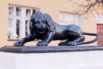 sculpture of lion