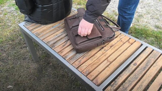 Unattended wallet on bench leads to theft in public park