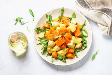 Warm salad with pumpkin, potato and arugula.