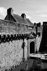 Entrée de la vieille cille de Concarneau dans le Finistère en Bretagne en noir et blanc - France - Europe