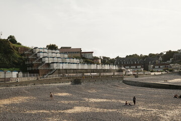 Plage et cabines de plage en escaliers à Veules-les-Roses en Normandie, France, Europe