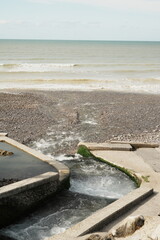 Arrivée de la Veule sur la plage à Veules-les-Roses en Normandie, France, Europe