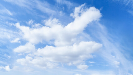 Obraz premium Blue sky with white fluffy cloud. Cumulus clouds background. Cloudscape morning sky. The concepts of freedom of life, never give up and positive though energy.