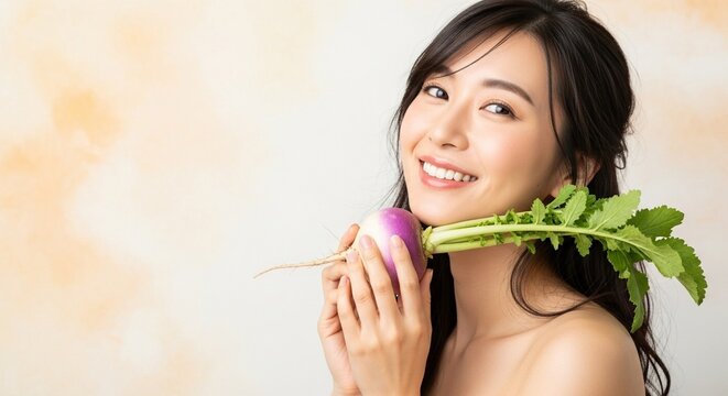 美容と野菜：パステルカラーの背景でカブを持ってほほ笑んでいる日本人女性