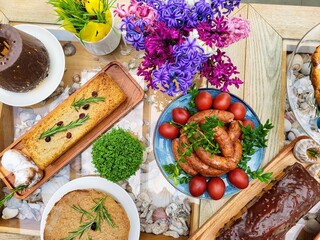Śniadanie wielkanocne, Wielkanoc, obiad świąteczny, święta, ciasta, babka, st&oacute;ł, słodycze, obiad, jedzenie, bufet, posiłek, knajpa,  kiełbasa, kwiaty, pasztet