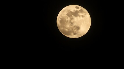 Obraz premium starless. Detailed close-up of a full moon in the night sky, radiating a soft celestial glow. travel magazines, destination branding, designed for outdoor magazines and nature guides.