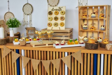 Słodki st&oacute;ł, ciasta, desery, pączki, ciepłe lody, deserki, słodycze, słodkości