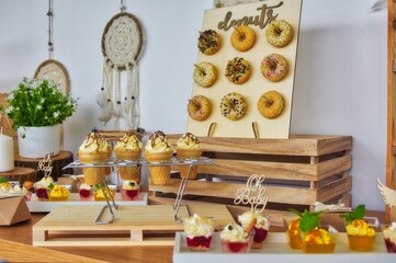 Słodki stół, ciasta, desery, pączki, ciepłe lody, deserki, słodycze, słodkości