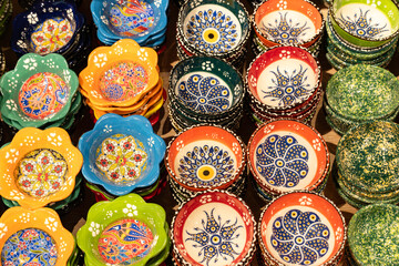 Fototapeta premium Many painted decorative plates at the Turkish bazaar.
