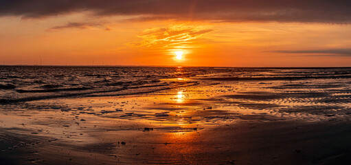 Stimmungsvoller Sonnenuntergang an der Nordsee als Panoramaaufnahme