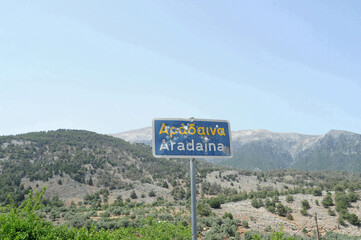 Panneau du village d'Aradaina près d'Anopoli dans les Sfakia en Crète