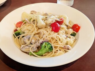 本格イタリアンスパゲティ アサリやイカなどの魚介類と色とりどりの野菜を使ったペペロンチーノパスタ