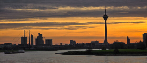 Sonnenaufgang morgens in D&uuml;sseldorf am Rhein - Blick auf die Skyline mit Fernsehturm und Medienhafen