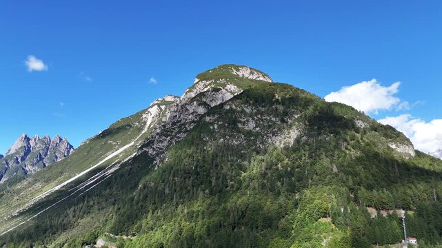 Drohnenaufnahme Lago del Predil Italien - Alpiner Bergsee Panorama Luftaufnahme Berglandschaft Predilpass