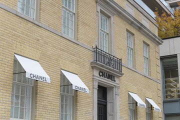 Fototapeta premium exterior of CHANEL, a clothing store, located at 98 Yorkville Av, Toronto