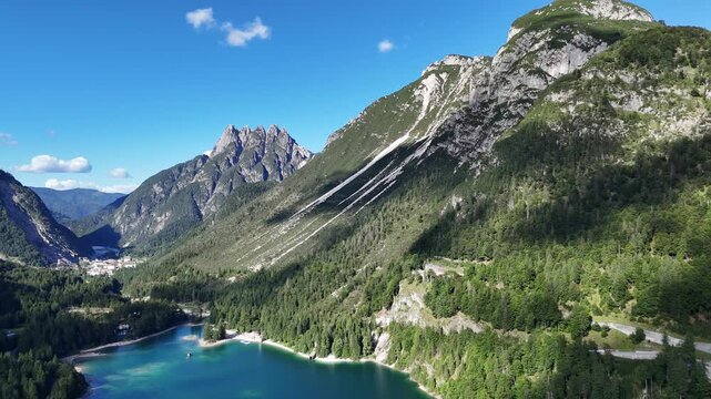 Drohnenaufnahme Lago del Predil Italien - Alpiner Bergsee Panorama Luftaufnahme Berglandschaft Predilpass