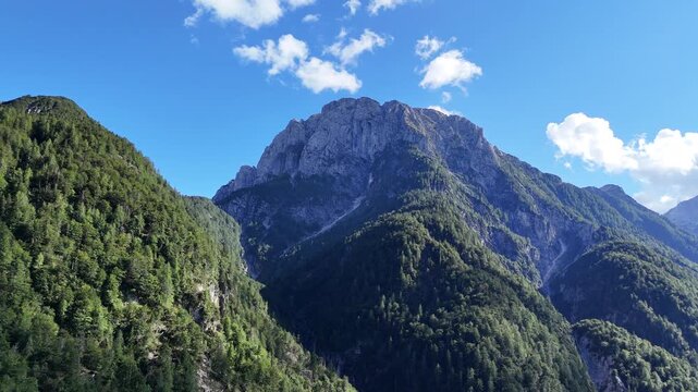 Drohnenaufnahme Lago del Predil Italien - Alpiner Bergsee Panorama Luftaufnahme Berglandschaft Predilpass