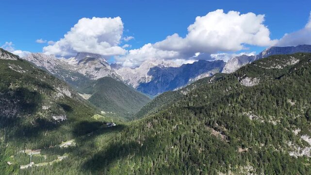 Drohnenaufnahme Lago del Predil Italien - Alpiner Bergsee Panorama Luftaufnahme Berglandschaft Predilpass