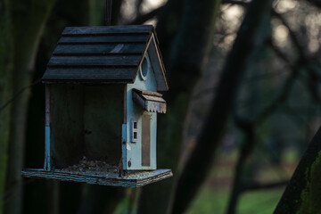 Stara karmnikowa chatka w cieniu drzew © Kacper