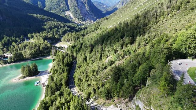 Drohnenaufnahme Lago del Predil Italien - Alpiner Bergsee Panorama Luftaufnahme Berglandschaft Predilpass