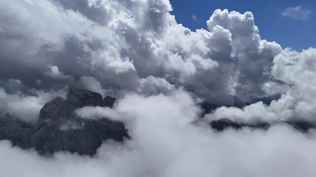 Drohnenaufnahme Mangart Gipfel Italien Slowenien - Alpine Panorama Luftaufnahme Bergpanorama Naravni Spomenik