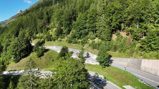 Drohnenaufnahme Lago del Predil Italien - Alpiner Bergsee Panorama Luftaufnahme Berglandschaft Predilpass