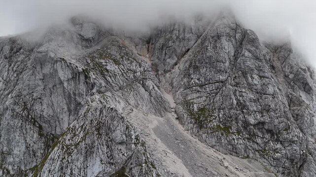Drohnenaufnahme Mangart Gipfel Italien Slowenien - Alpine Panorama Luftaufnahme Bergpanorama Naravni Spomenik