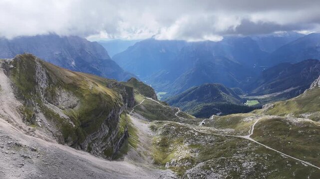 Drohnenaufnahme Mangart Gipfel Italien Slowenien - Alpine Panorama Luftaufnahme Bergpanorama Naravni Spomenik