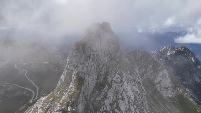 Drohnenaufnahme Mangart Gipfel Italien Slowenien - Alpine Panorama Luftaufnahme Bergpanorama Naravni Spomenik