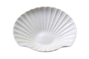 Fototapeta premium White scalloped shell-shaped ceramic plate with radiating ridge pattern, coastal ocean-inspired decorative dish, isolated on a transparent background