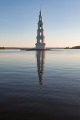 Obraz premium The ancient bell tower of the flooded St. Nicholas Cathedral in the early morning of May. Kalyazin, Tver region. Russia