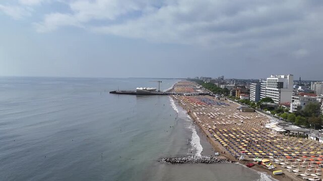 Drohnenaufnahme Lignano Sabbiadoro Strand Italien - Luftaufnahme Hafen Beach Resort Sommer Urlaubsziel