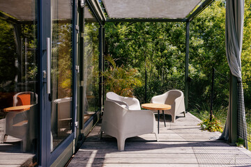 Obraz premium Cozy outdoor seating area with modern furniture surrounded by greenery