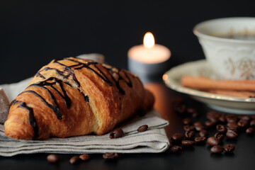 Croissant mit Kaffeetasse