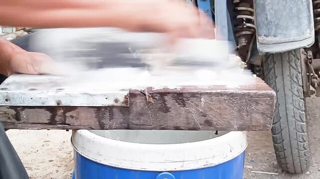 To smooth ice blocks, traditional manual tools are still often used by shaved ice sellers when smoothing ice blocks to be made into cold drinks.