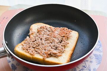 肉の面から焼く　