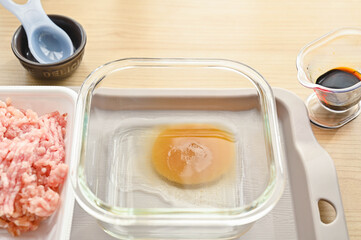 砂糖と酒を合わせる