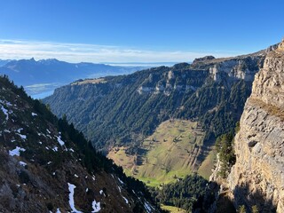 Fototapeta premium Sigriswilgrat or Sigriswilergrat mountain ridge in the Emmental Alps and the Bernese Oberland, Switzerland - Bergkamm Sigriswilgrat oder Sigriswilergrat im Berner Oberland, Schweiz